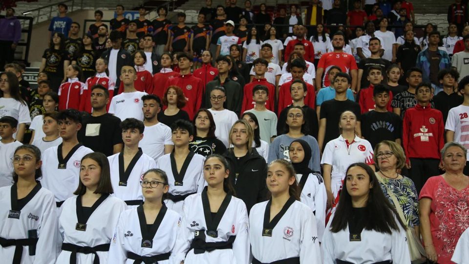 Antalya’da amatör spor kulüplerine yardım yapıldı