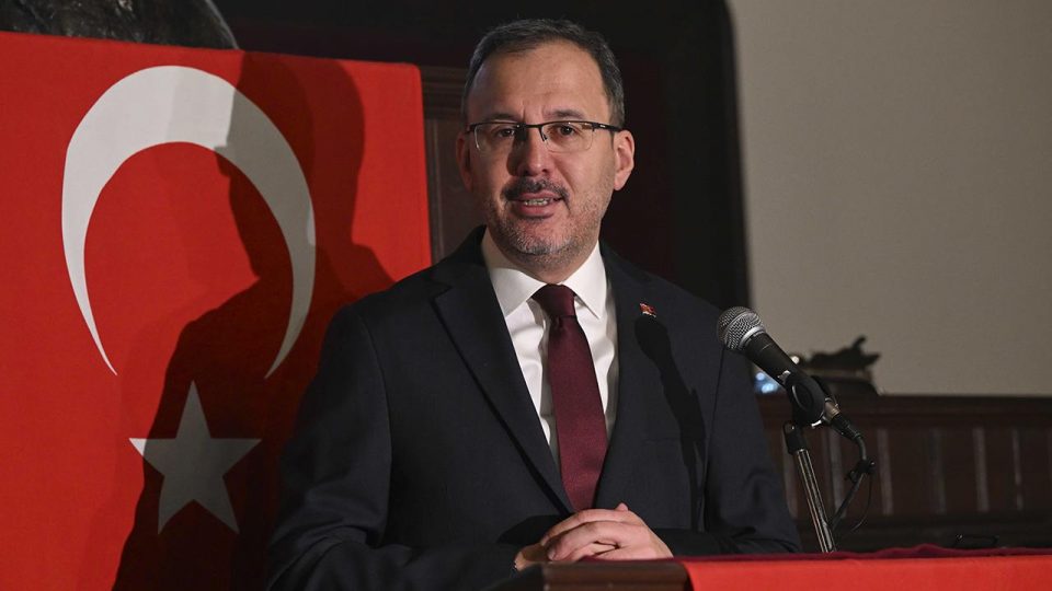 Bakan Kasapoğlu Çorum FK ile Kocaelispor’u kutladı