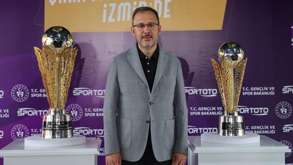 Bakan Kasapoğlu Süper Lig ve 1. Lig şampiyonluk kupalarını tanıttı