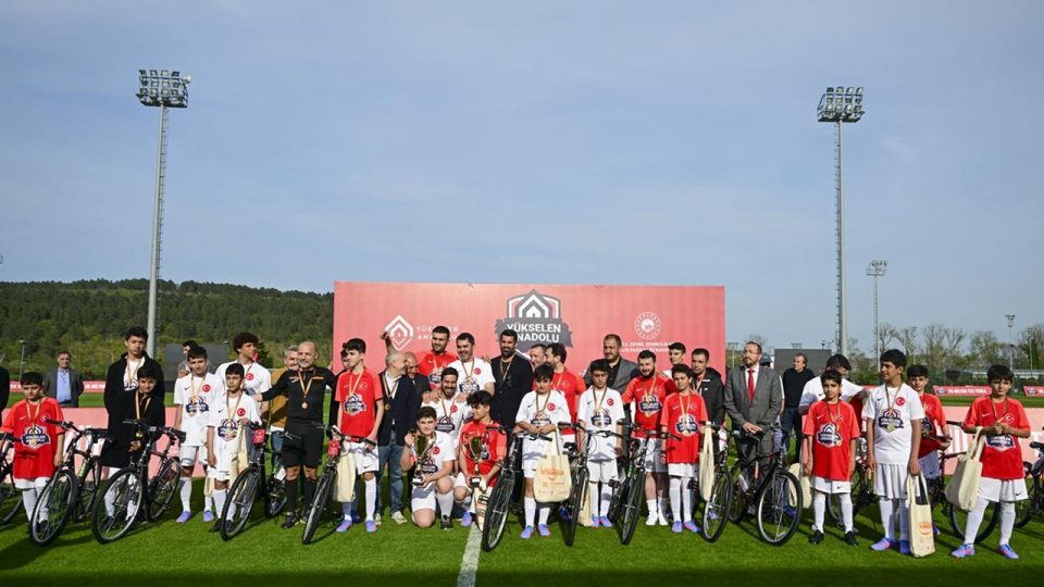 Bakan Murat Kurum ve ünlü futbolcular depremzede çocuklarla sahaya çıktı