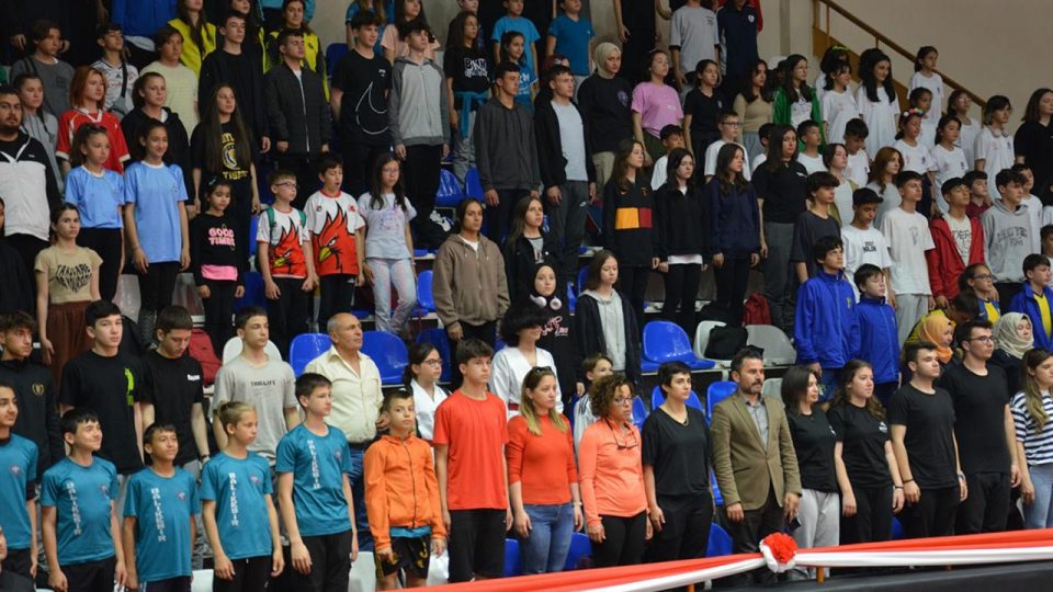 Balıkesir’de amatör spor kulüplerine ayni ve nakdi yardım yapıldı