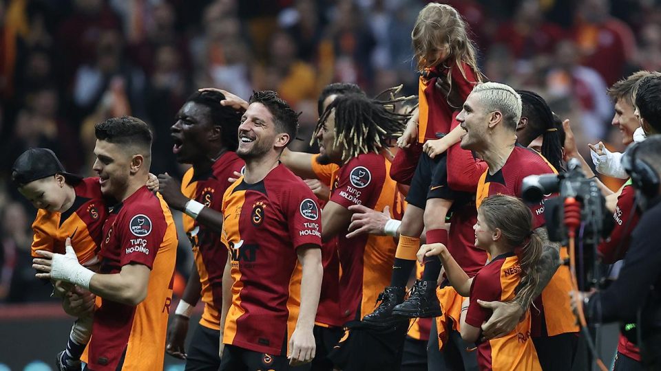 Galatasaray şampiyonluk kapısını sonuna kadar araladı