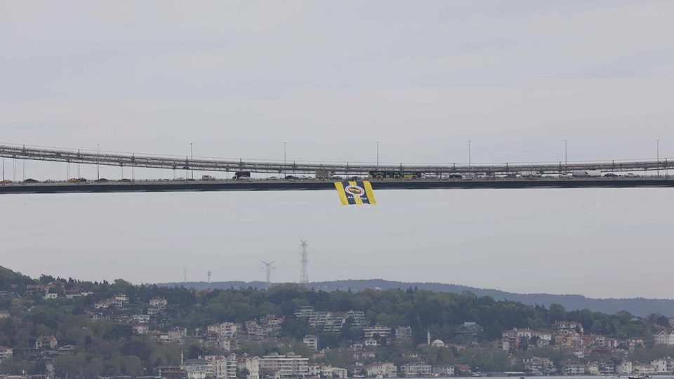 İstanbul’da köprülere Fenerbahçe bayrakları asıldı