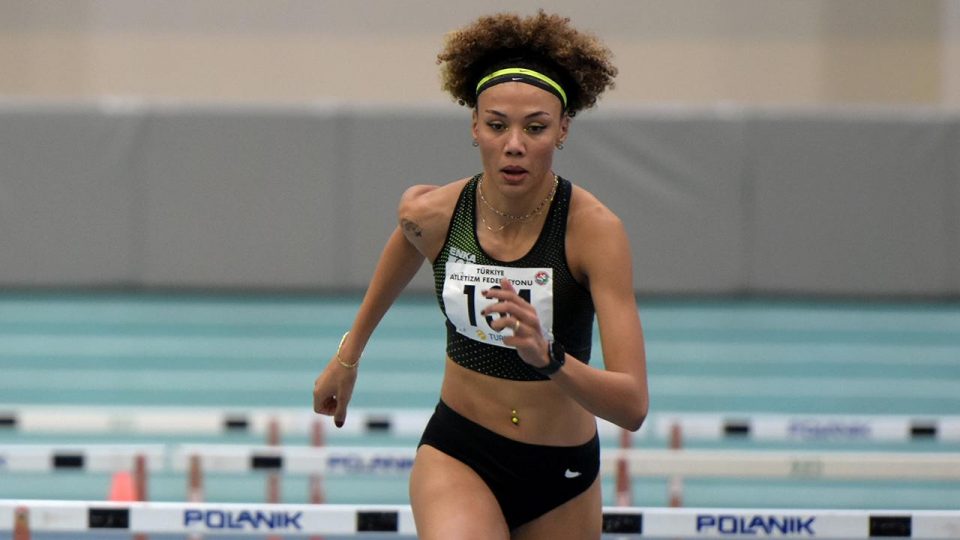 Milli atlet Buse Savaşkan altın madalya kazandı