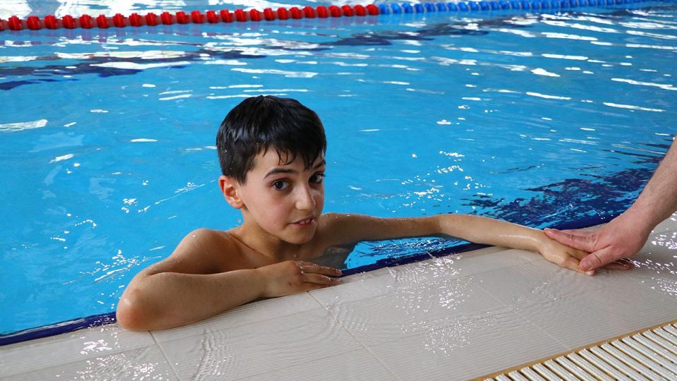 Otizmli Egemen korkarak girdiği havuzda artık tek başına yüzüyor