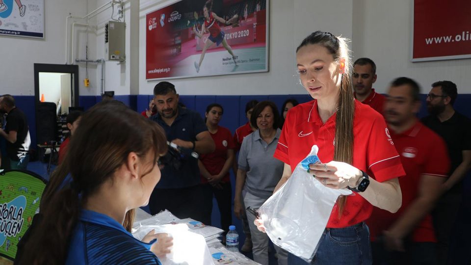 TMOK’tan Gaziantep’te öğrencilere spor malzemesi desteği